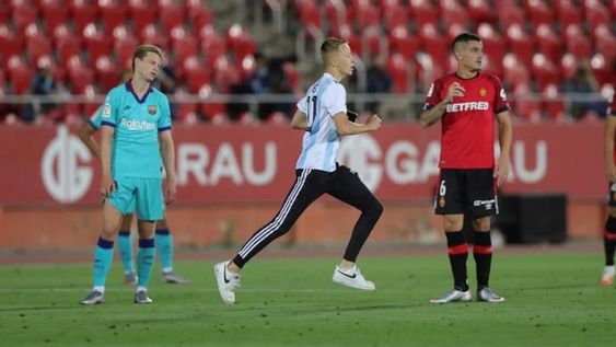 El intruso, con camiseta argentina y la 10 de Messi, fue sacado rápidamente de la cancha por la seguridad del espectáculo. El intruso, con camiseta argentina y la 10 de Messi, fue sacado rápidamente de la cancha por la seguridad del espectáculo.