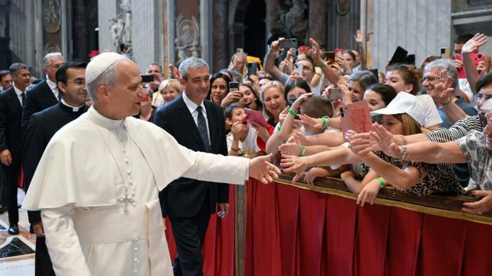 El Papa León XIV saludando a los fieles. 