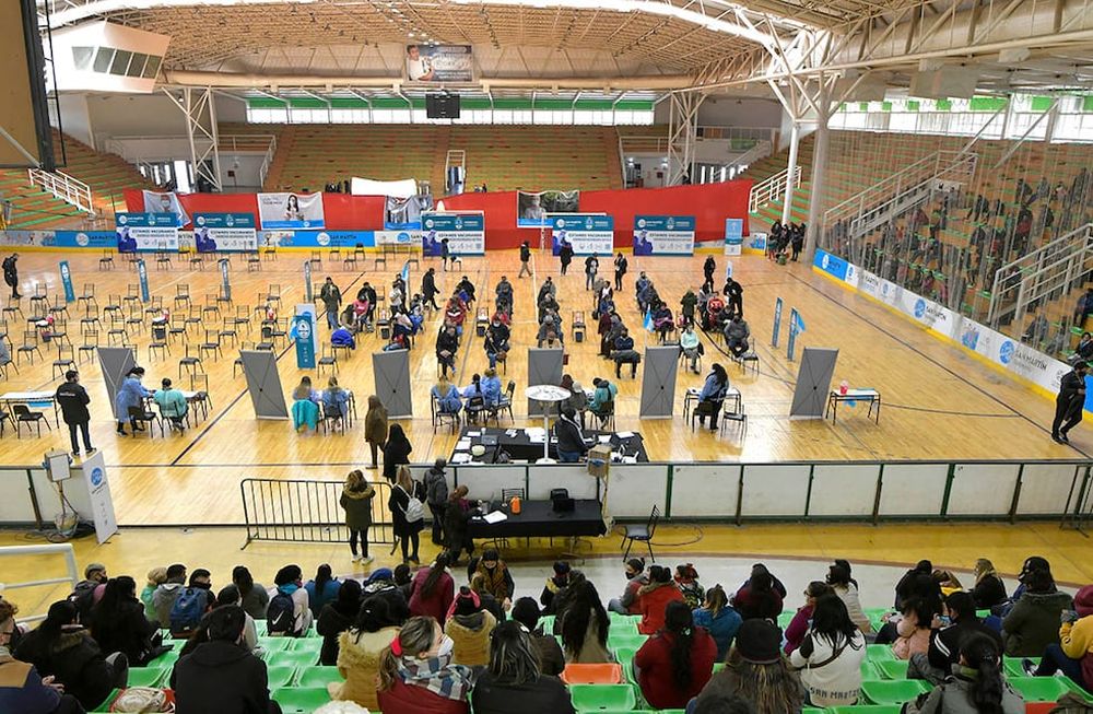 Ni bien llegan las dosis se amplía la brecha entre lo recibido y aplicado. Demanda unos días la distribución y colocación. Foto: Orlando Pelichotti / Los Andes