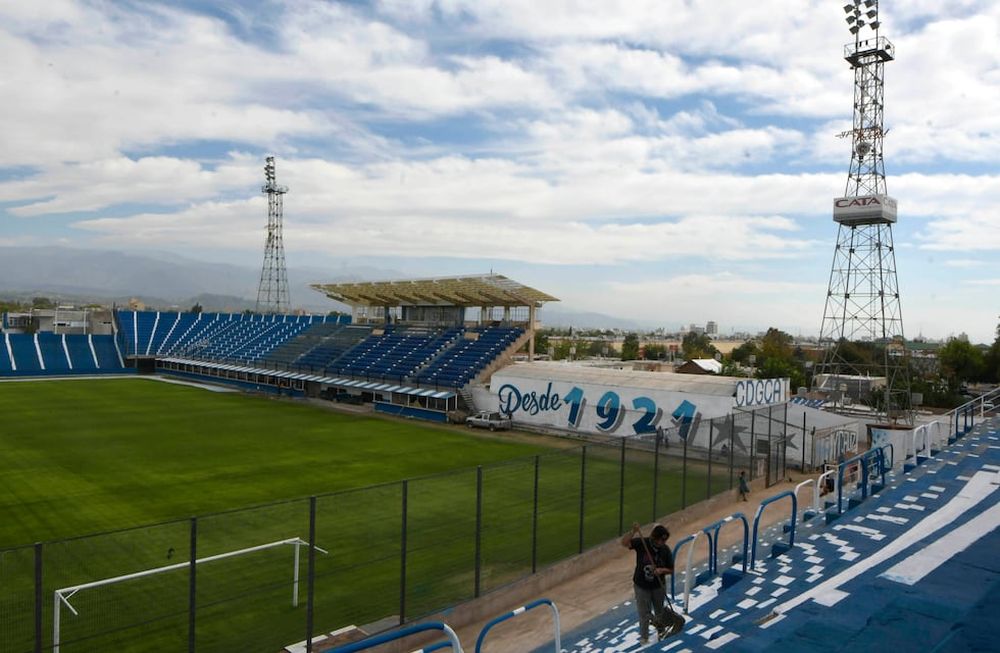 Continúan los trabajos de restauración del estadio Gambarte, del Club Deportivo Godoy Cruz Antonio Tomba. Foto: Orlando Pelichotti / Los Andes