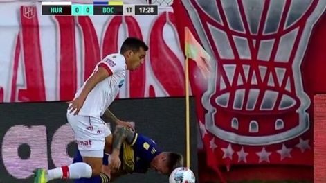 Julio Buffarini trabó con la cabeza e hizo explotar en las redes a los hinchas de Boca. / Gentileza.