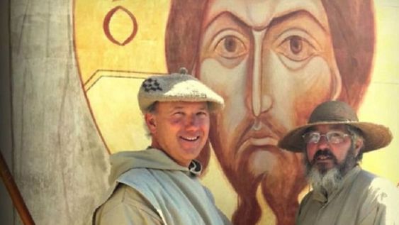 A fines de 2018, luego de que un ex aspirante a monje denunciara haber sufrido abusos sexuales y de autoridad y conciencia se dispuso la detención de Diego Roqué y Oscar Portillo. Portillo fue condenado por la Iglesia, aunque por otra denuncia canónica anterior.