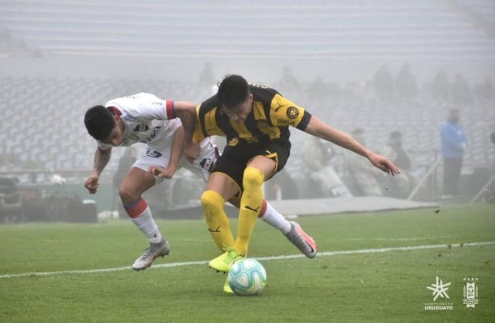 Nacional ganaba 1-0 con gol del argentino Bergessio y tenía un jugador de más, pero Peñarol se lo empató faltando diez minutos. El Bolso será el próximo rival de Racing en la Copa. / Gentileza.