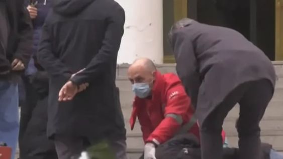 Fernán Quirós, ministro de salud porteño, llegó al hospital Fernández para visitar a las víctimas del incendio en Recoleta y debió asistir a una persona que se descompensó en las escaleras de la clínica.