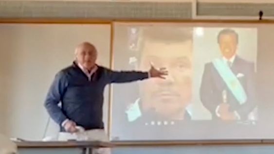 Un docente mostró su indignación al hablar sobre el ex presidente Carlos Menem y el conductor Marcelo Tinelli ante sus alumnos en una escuela de Mendoza.