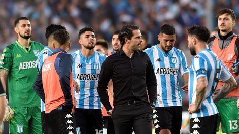 Fernando Gago y sus jugadores, golpeados por la derrota pero con la frente en alto por todo lo que hicieron en la temporada. (AP)
