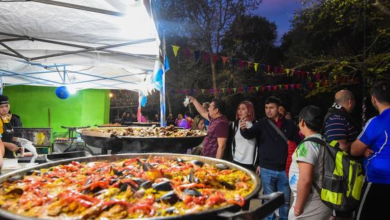 Los festejos chilenos se trasladaron al parque San Martín, en el Rosedal se instaló un patio de comidas típicas. Foto: Mariana Villa / Los Andes