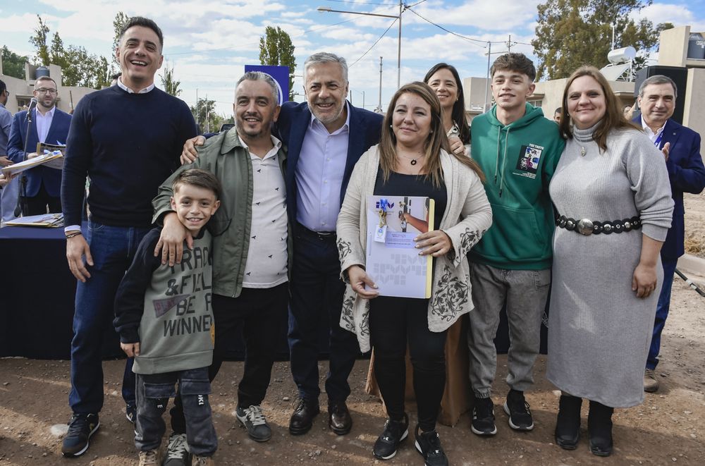 El gobernador, Alfredo Cornejo, en la entrega de viviendas en Guaymallén.