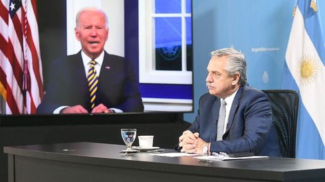 Los Andes | Biden en pantalla, Fernández en Argentina. (Presidencia)