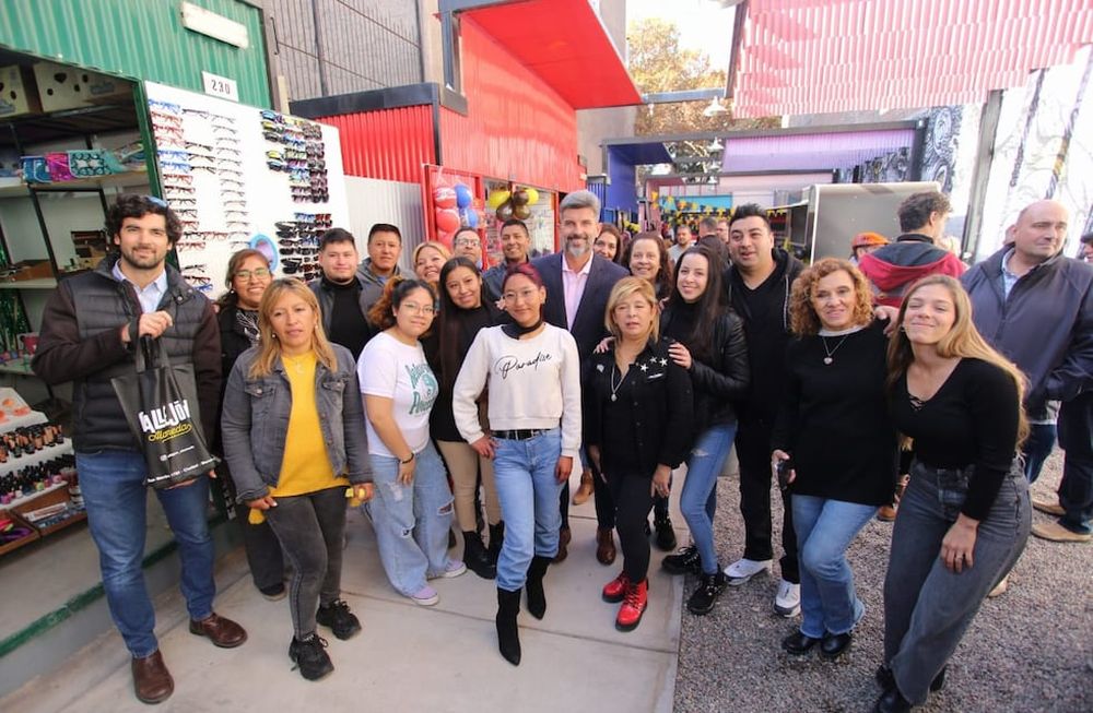 Inauguró el centro comercial Callejón Alameda