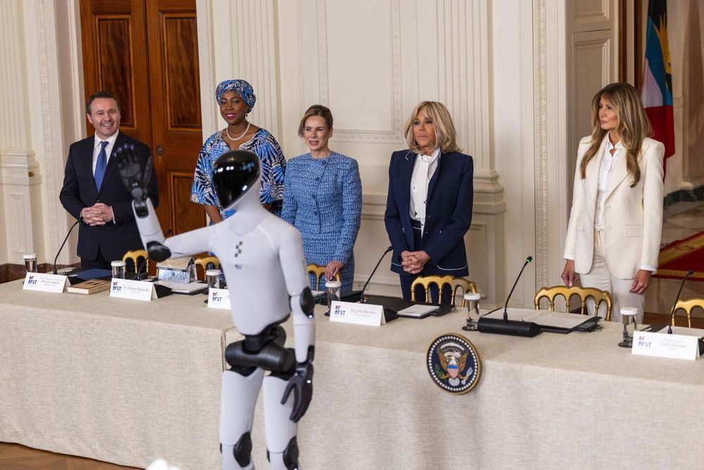 La primera dama de Estados Unidos, Melania Trump se mostró junto a un robot mientras pronuncia un discurso en la mesa redonda de la Cumbre de la Coalición Global Fomentando el Futuro Juntos, celebrada en el Salón Este de la Casa Blanca en Washington, D.C.,
