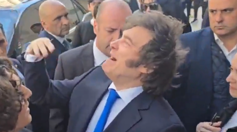 Milei se cruzó con un vecino que lo increpó desde un balcón