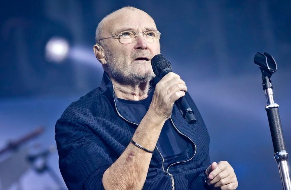 La salud de Phil Collins preocupa luego de que el artista permaneciera sentado durante su show, haya perdido la audición de su oído y ya no toque la batería.