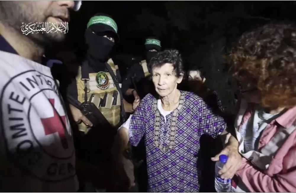 En la imagen, una mujer israelí, secuestrada por el grupo terrorista el 7 de octubre, es entregada a la Cruz Roja en una ubicación desconocida el 23 de octubre de 2023. Fue la primera en ser liberada para el inicio de las negociaciones.