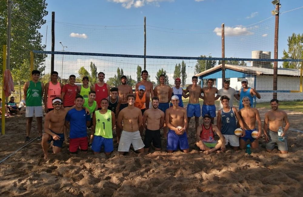 El vóley playa sigue teniendo grandes convocatorias en el verano mendocino. / Gentileza.