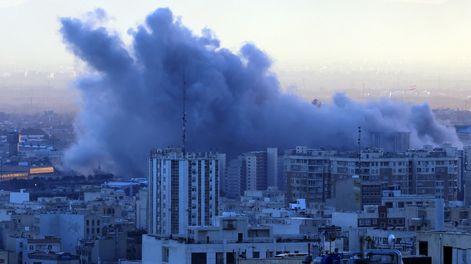 Humo se eleva tras un ataque aéreo en el centro de Teherán, Irán, el 3 de marzo de 2026.&nbsp;