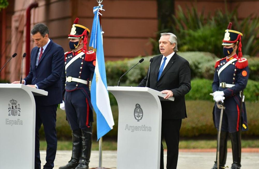 Fernández y su par español, Pedro Sánchez, reiteraron su pedido para el levantamiento de las patentes de las vacunas contra el Covid-19. Federico López Claro / Clarín