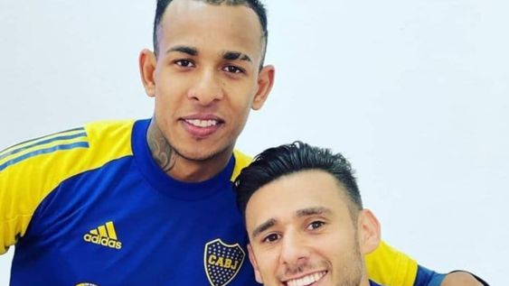 El colombiano Sebasitán Villa se mostró con la ropa de Boca junto a Toto Salvio. / Gentileza.