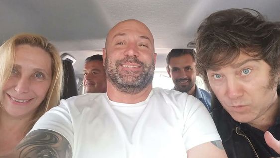 El exdirector de la Agencia Nacional de Discapacidad, Diego Spagnuolo, junto a Javier Milei, su hermana Karina y Martín Menem