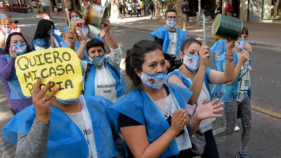 Protesta de Inquilinos por viviendas propiasMarchas por calles céntricas de personas que alquilan viviendas, para lograr que el IPV otorgue la posibilidad de viviendas propiasFoto: Orlando Pelichotti