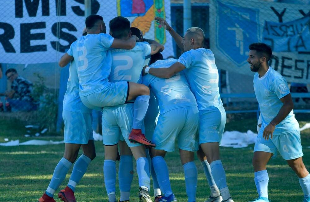 El Celeste festeja y no es para menos. Gana, lidera y sigue invicto: es firme candidato al título.
