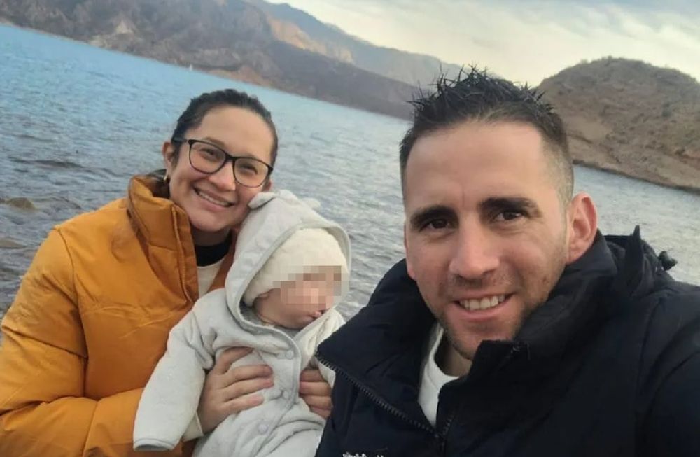 El gendarme Nahuel Gallo, su esposa María Gómez y su pequeño hijo (Web)