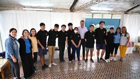 El Intendente entregó remeras de promoción a alumnos de la escuela Silvia Catallini