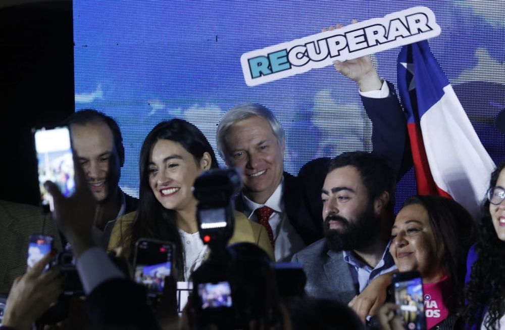 En la imagen, representantes del Partido Republicano celebran el triunfo electoral, con José Antonio Kast en el medio y detrás, protagonizando una disputa clave para el gobierno de Gabriel Boric.