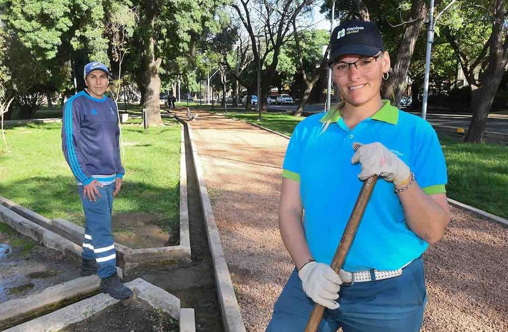 La Belgrano es una típica plaza de barrio, muy tranquila y con muchos sectores verdes en el barrio Bombal. María Gil y su compañero Sebastián la limpian y cuidan. | Foto: José Gutiérrez / Los Andes