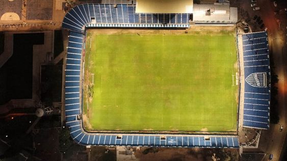 IMPECABLE. La flamante iluminación del estadio Feliciano Gambarte fue la última gran obra de la actual dirigencia del club. / Gentileza.