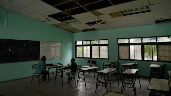 Regreso. Pese a problemas en el techo, la escuela Federico Lorca de Godoy Cruz comenzó a dictar apoyo a sus alumnos. Foto: Orlando Pelichotti / Los Andes.