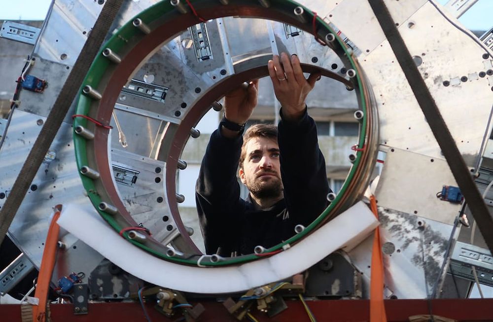 La Tomografía por Emisión de Positrones, más conocida como PET, es un avance que mejora significativamente la medicina y los exámenes no invasivos.