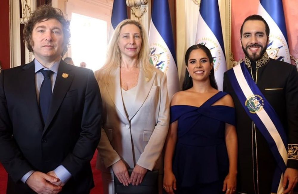El presidente de la Argentina, Javier Milei, junto a su secretaria general de la Presidencia, Karina Milei, la primera dama de El Salvador, Gabriela Rodríguez, y el reelecto mandatario salvadoreño Nayib Bukele. Foto: Presidencia.
