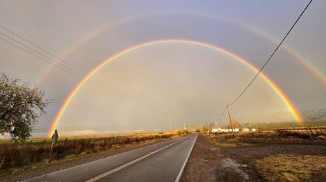 Un increíble arcoiris sorprendió durante la mañana en Tunuyán. - Fotos: Fernando Jara