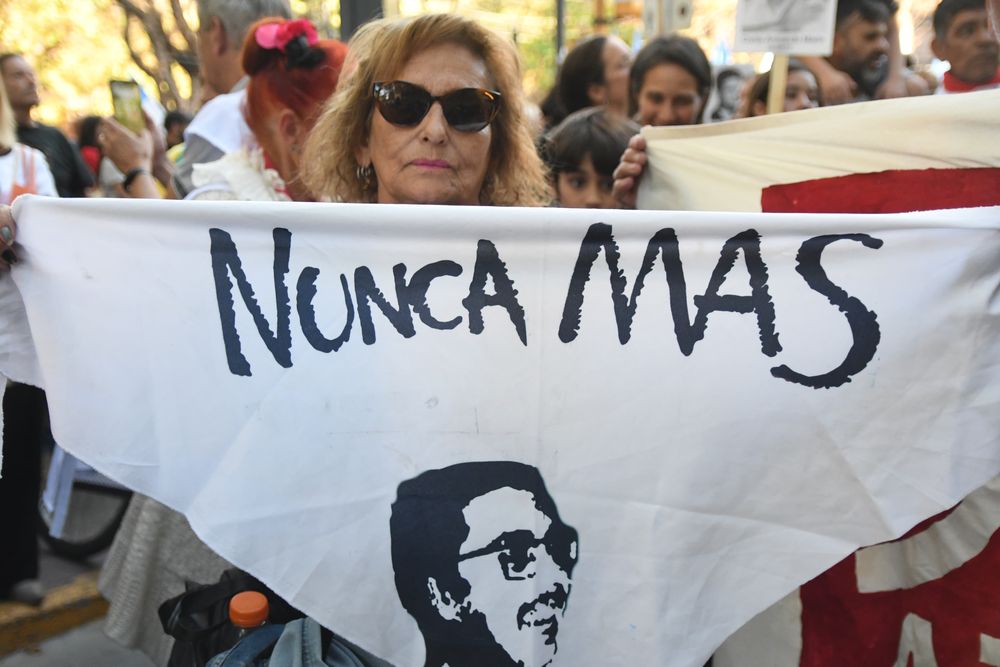 Multitudinaria marcha en las calles del centro de Mendoza a 50 años del golpe militar.