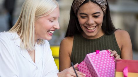 Aseguran que dar regalos genera más felicidad que recibirlos.