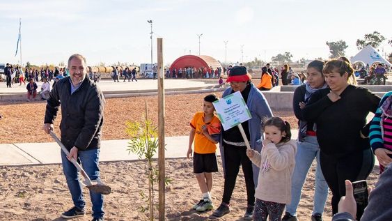 En Maipú se planta mano a mano, junto a los vecinos