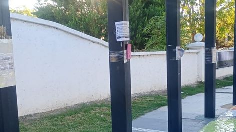 San Martín: el municipio hizo una denuncia penal por daños después de la reiteración de pegatinas publicitarias en espacios públicos.