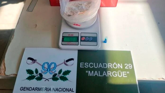Una mujer embarazada quiso retirar la encomienda con cocaína. Gentileza Gendarmería Nacional.&nbsp;
