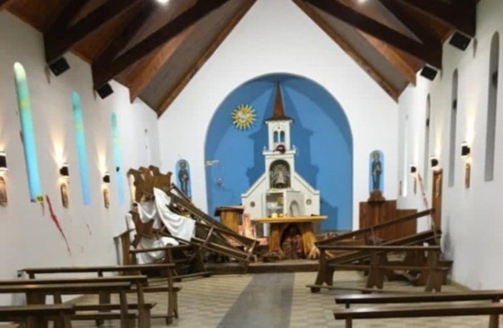 Los bancos de la iglesia fueron destrozados por el grupo mapuche. Foto: Twitter @CarlosEguiaUno