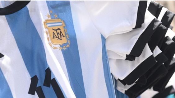 Desde el domingo 18 de diciembre, cuando la Argentina se coronó por tercera vez campeona del mundo, irrumpió en miles de hinchas el deseo de agregar la tercera estrella en sus camisetas