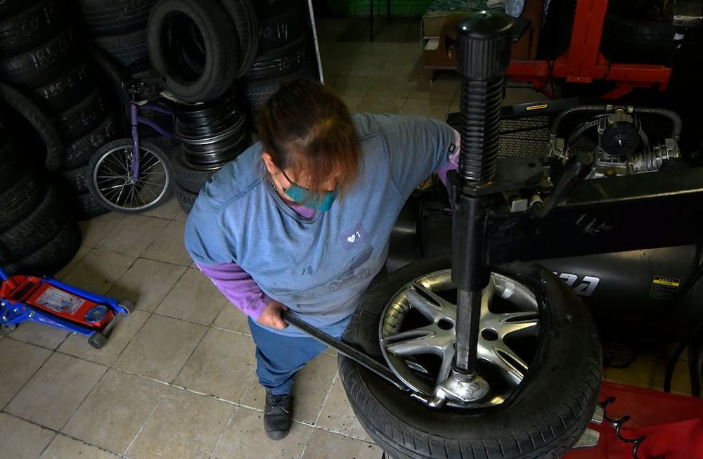 Rocío Lizarzaburu (53) -alias La Petisa-, la gomera que intenta derribar prejuicios prehistóricos. Foto: Orlando Pelichotti / Los Andes.