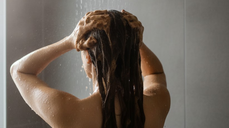 El café en el shampoo se volvió uno de los trucos de higiene más virales por su efecto fortificante.