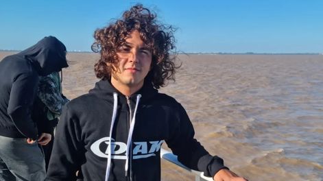 Natación: Lautaro Arjona, el nadador de 18 años, tras consagrarse como la persona más joven en cruzar el Río de la Plata, ahora cruzó el Nahuel Huapi