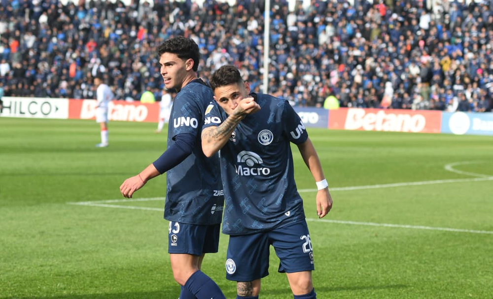 Matías Fernández puso en ventaja a Independiente, tras una gran jugada individual. 