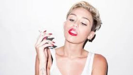 Le robaron  joyas y un Maserati a la cantante Miley Cyrus