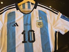 Un intendente mendocino conserva una camiseta del Mundial de Qatar 2022 firmada por el propio Lionel Messi