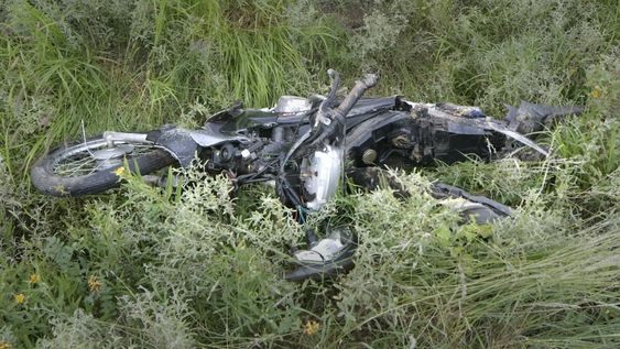 Motociclista atropellado y muerto en el Acceso Este: su rodado apareció varios metros alejados del lugar - Orlando Pelichotti / Los Andes