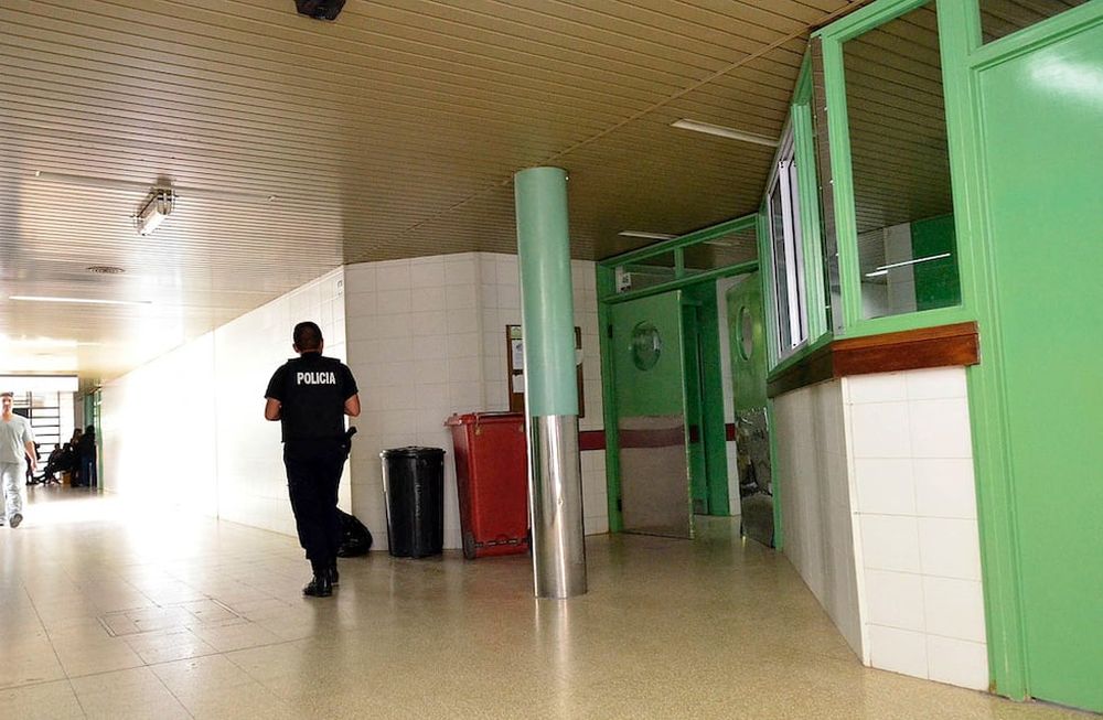 La víctima fue atendida en el hospital Perrupato luego de los disparos. | Foto: Los Andes