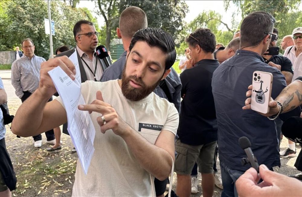 Ahmad Allush, un activista musulmán sirio en Estocolomo, Suecia, mostrando el permiso que la policía sueca le otorgó para quemar la Torá y la Biblia frente a la embajada de Israel el pasado fin de semana.